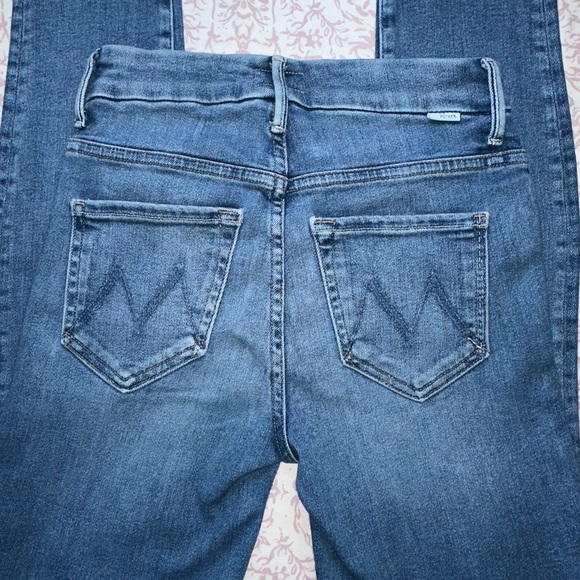 MOTHER High Waisted Looker Ankle Fray
In Hop On Hop Off Size 23 - Picture 5 of 7